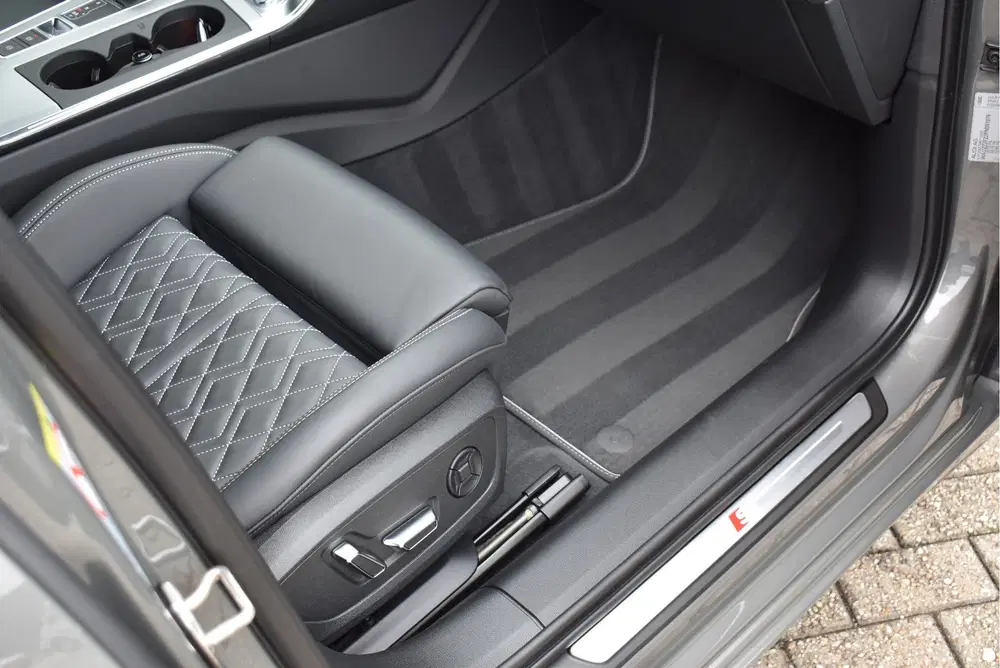 Audi A6 55 TFSI e Quattro S-Line Competition 367 P uit 2023, foto 12