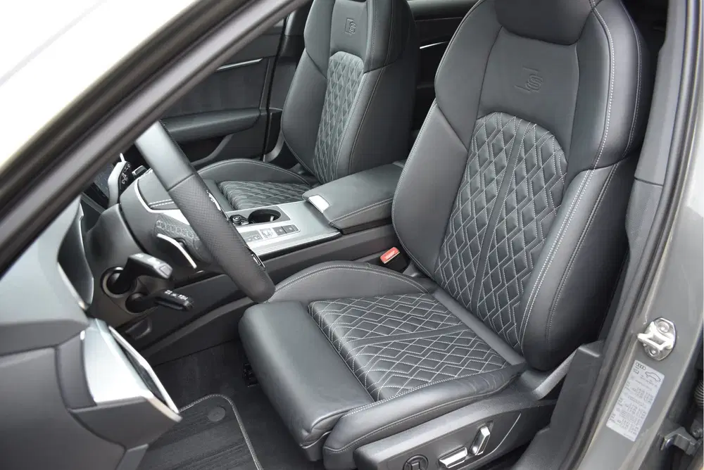 Audi A6 55 TFSI e Quattro S-Line Competition 367 P uit 2023, foto 2