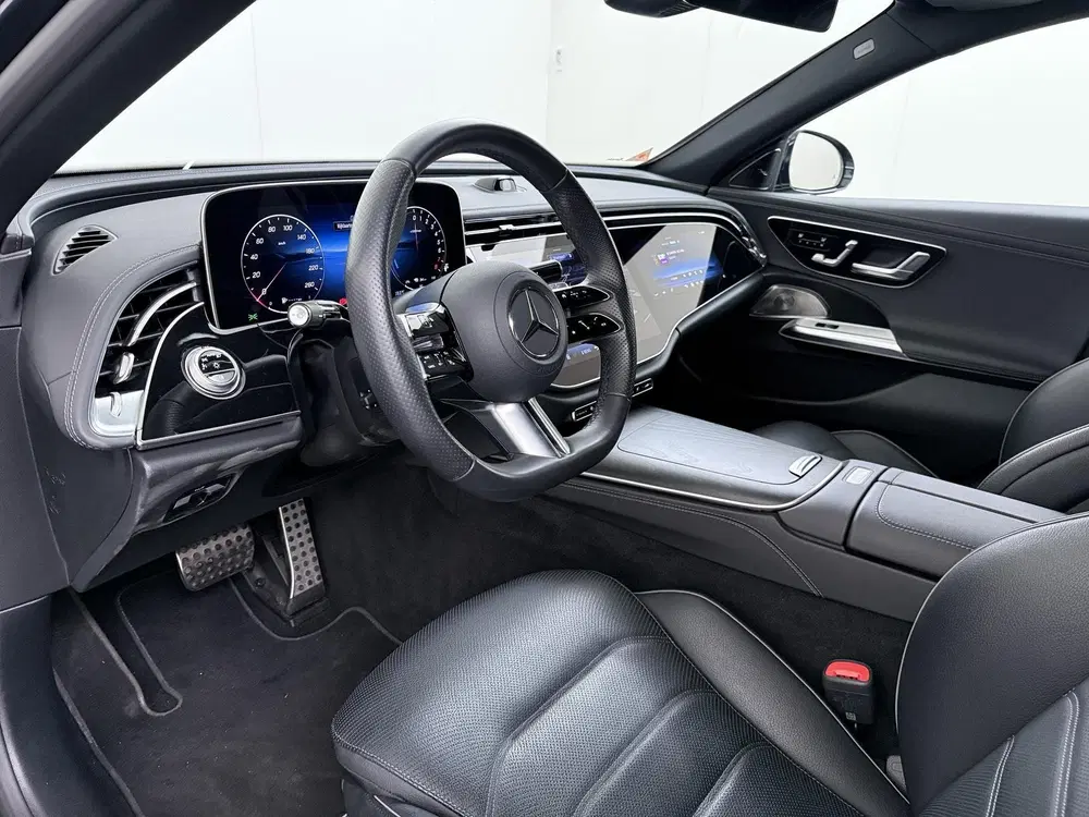 Mercedes-Benz E-Klasse 300 e AMG Line uit 2025, foto 2