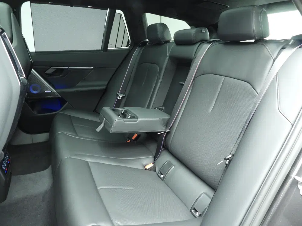 BMW M5 Touring Panoramadak uit 2026, foto 8