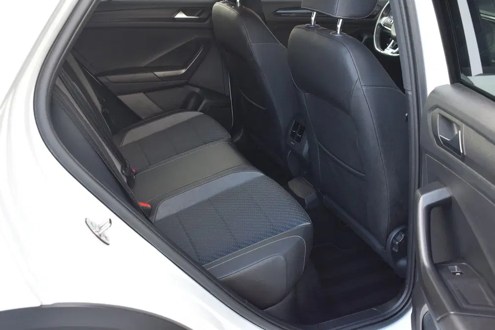 Volkswagen T-Roc 1.5 TSI 150pk DSG R-line Black style Pano uit 2019, foto 13
