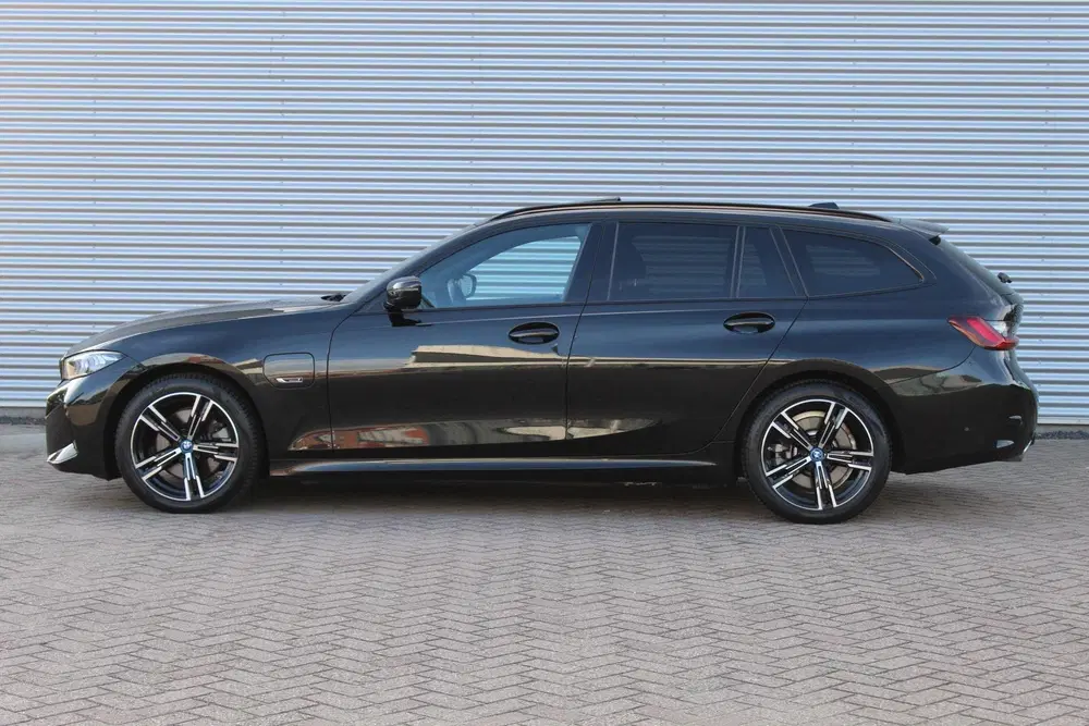 BMW 3-serie 320e M-pakket uit 2023, foto 2