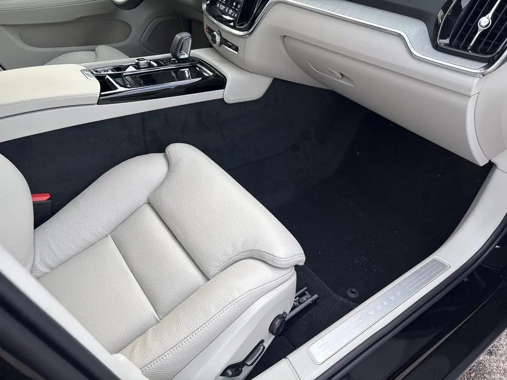 Volvo V60 T8 Plug-in hybrid AWD Plus Dark uit 2026, foto 13