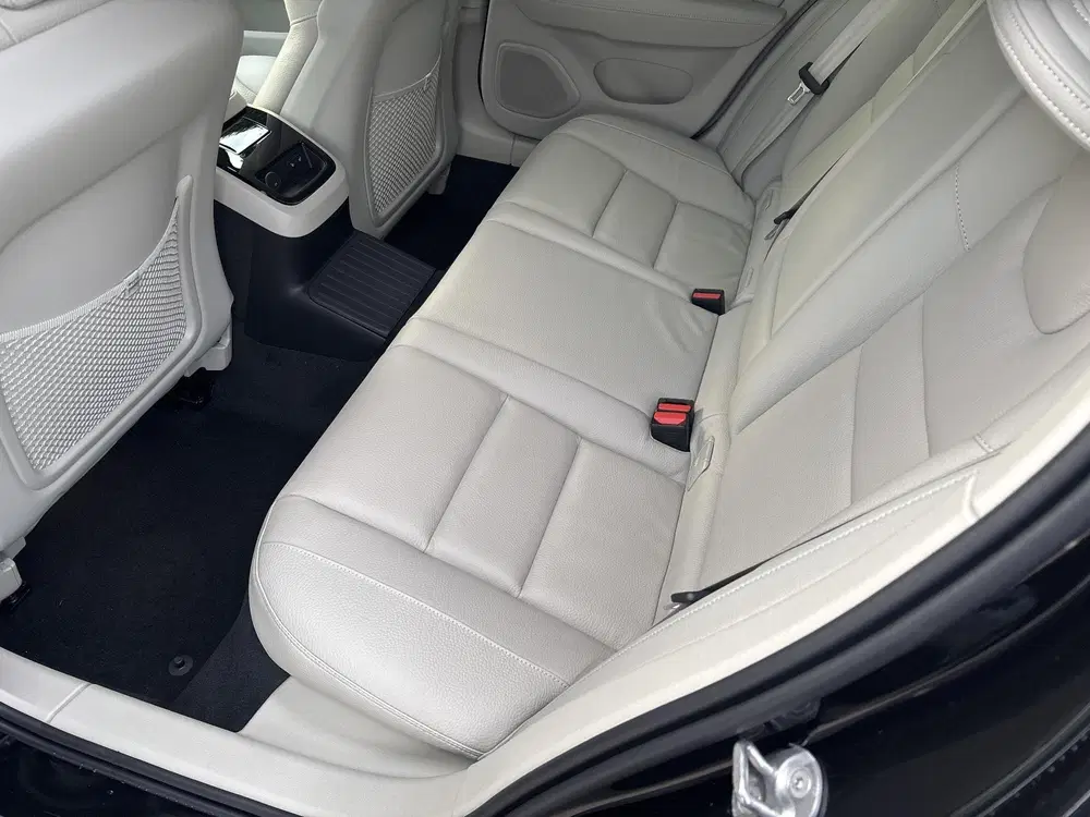 Volvo V60 T8 Plug-in hybrid AWD Plus Dark uit 2026, foto 6