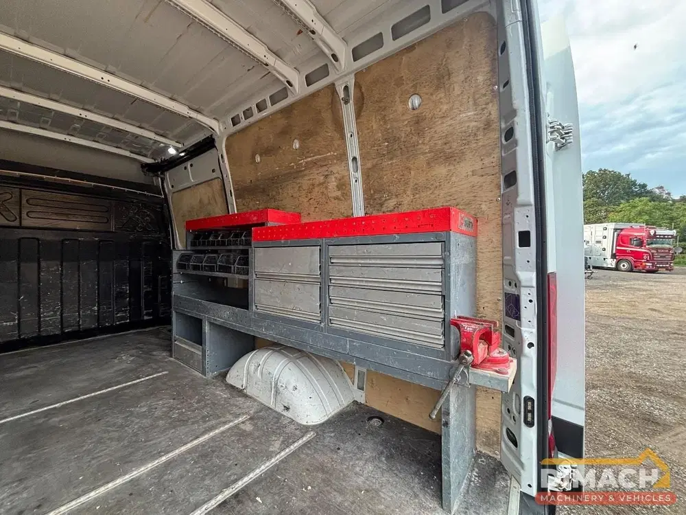Iveco Daily Dubbellucht uit 2019, foto 14