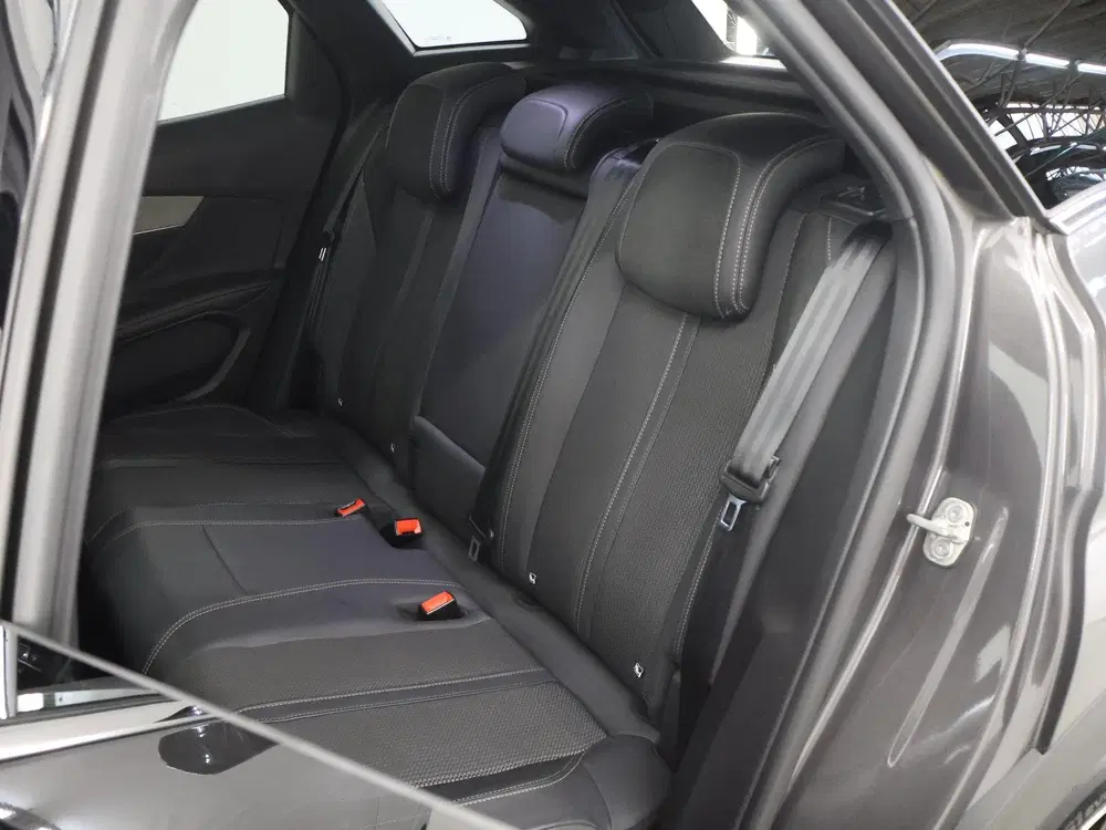 Peugeot 3008 1.6 HYbrid4 300 GT uit 2023, foto 11