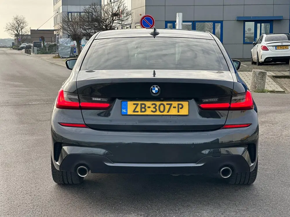 BMW 3-serie 330i Executive Edition uit 2019, foto 3