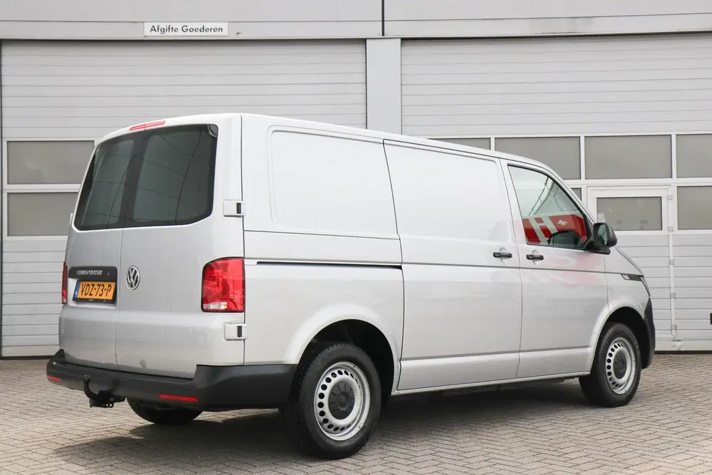 Volkswagen Transporter 2.0 TDI 150pk DSG L1H1 28 uit 2020, foto 2
