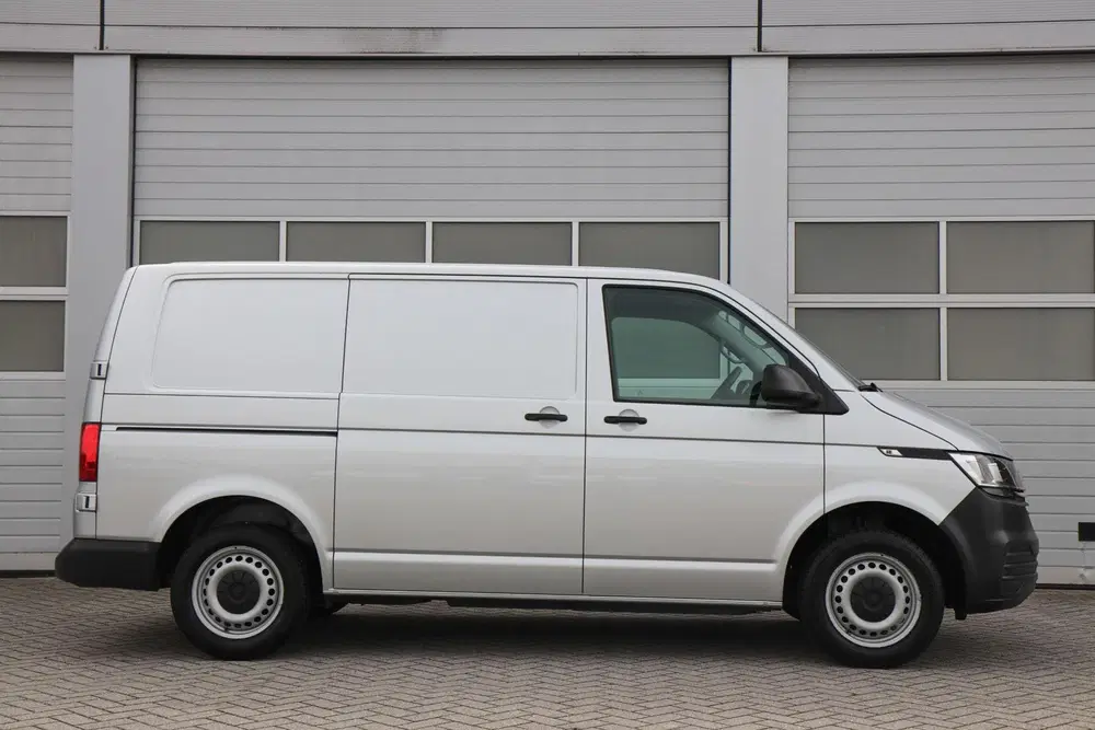 Volkswagen Transporter 2.0 TDI 150pk DSG L1H1 28 uit 2020, foto 3