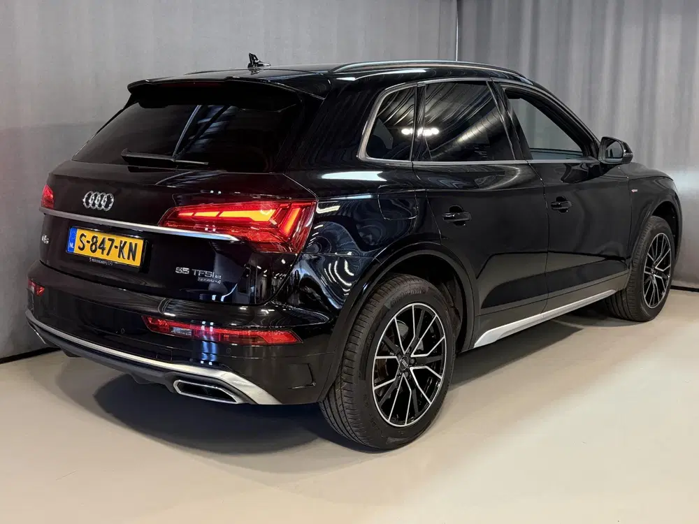Audi Q5 55 TFSI e S edition Competition 19" uit 2022, foto 2