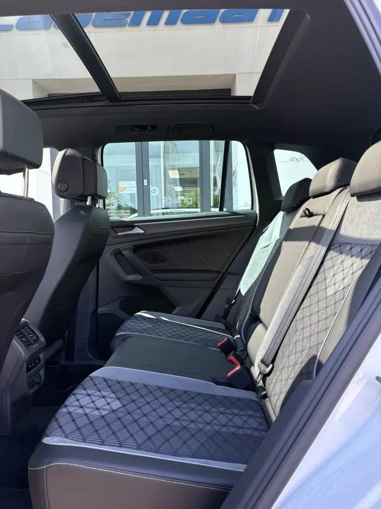 Volkswagen Tiguan R-Line eHybrid uit 2022, foto 12