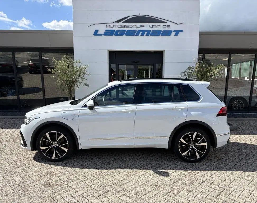 Volkswagen Tiguan R-Line eHybrid uit 2022, foto 2