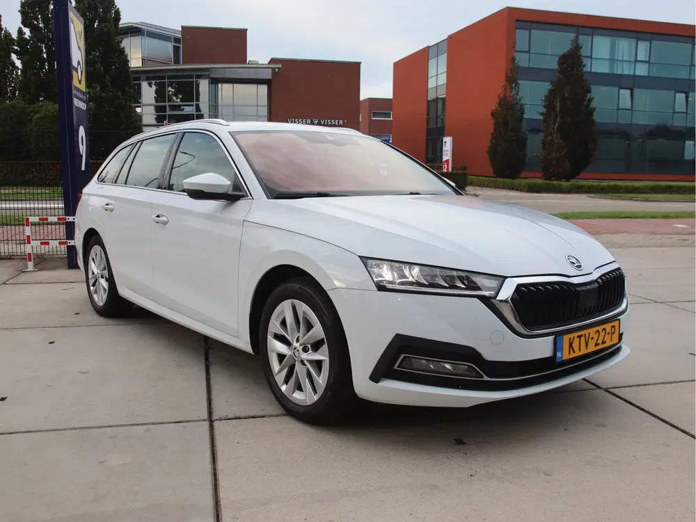 Skoda Octavia 1.5 e-TSI Business Ed. Plus DSG uit 2023, foto 3