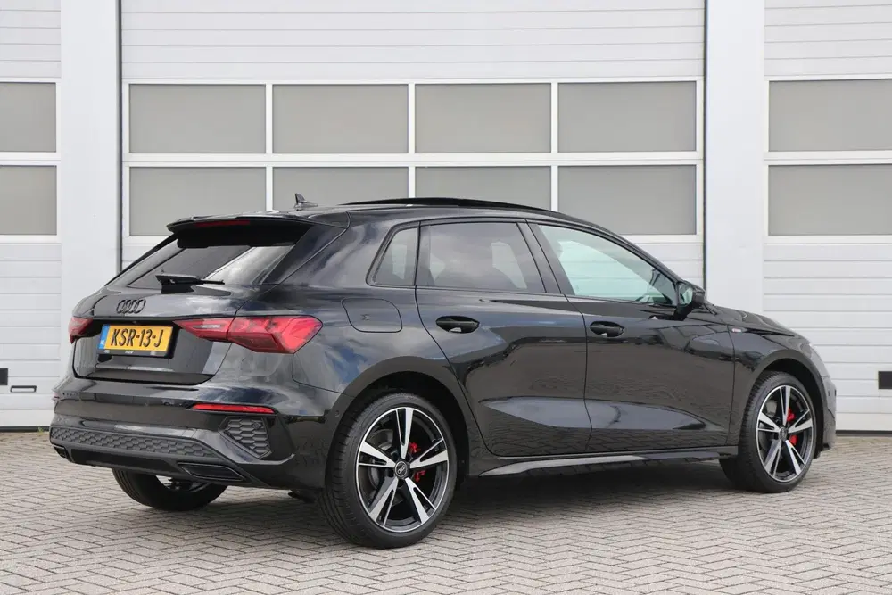 Audi A3 45 TFSIe 245pk S edition Competition uit 2023, foto 2