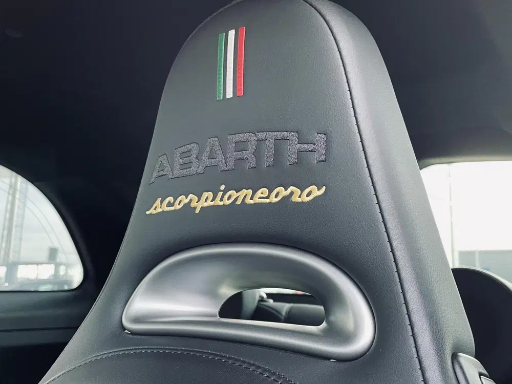 Abarth 595 1.4 T-JET SCORPIONEORO uit 2021, foto 15