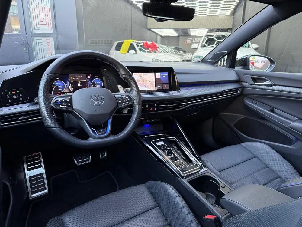Volkswagen Golf 8R 2.0 TSI R 4Motion PANO uit 2023, foto 2