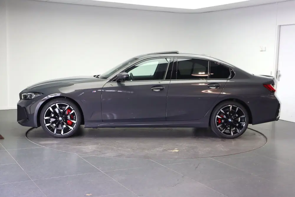 BMW 3-serie 330i xDrive M Sport Automaat uit 2026, foto 2