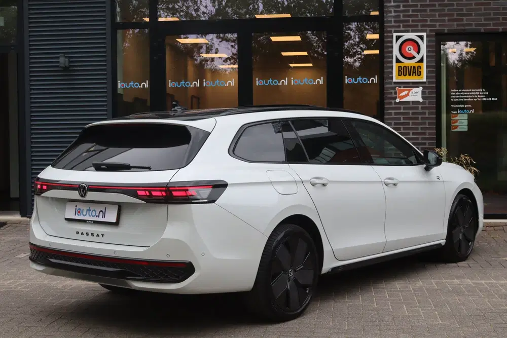 Volkswagen Passat 1.5 eHybrid 272PK R-Line Black Sty uit 2025, foto 2