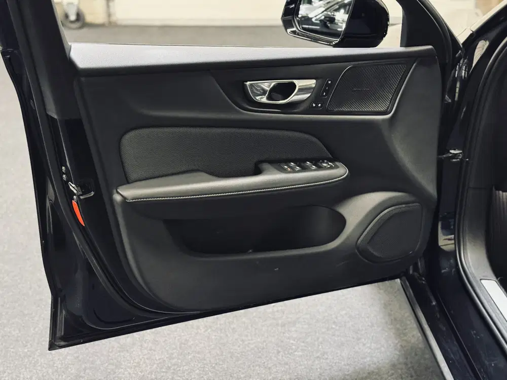 Volvo V60 T6 PHEV AWD Ultimate Dark uit 2022, foto 11