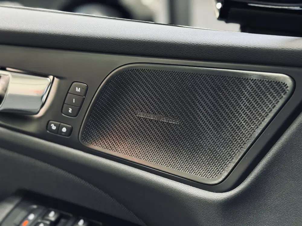 Volvo V60 T6 PHEV AWD Ultimate Dark uit 2022, foto 12