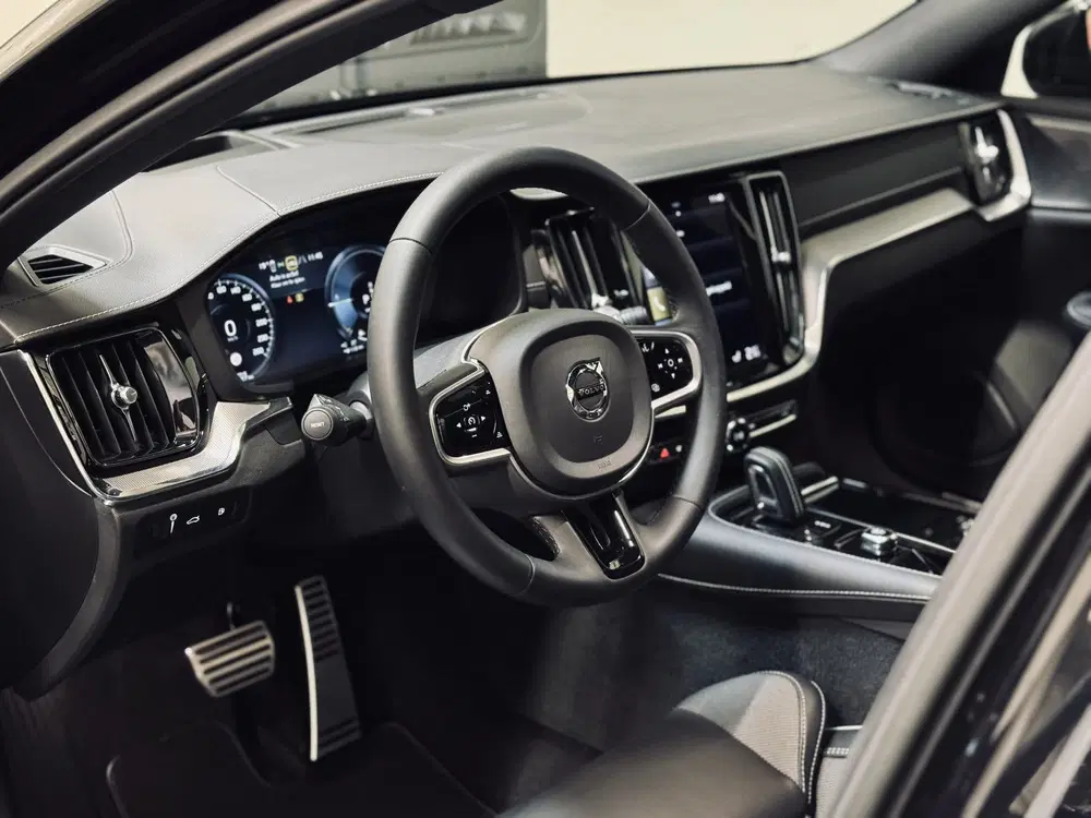 Volvo V60 T6 PHEV AWD Ultimate Dark uit 2022, foto 14