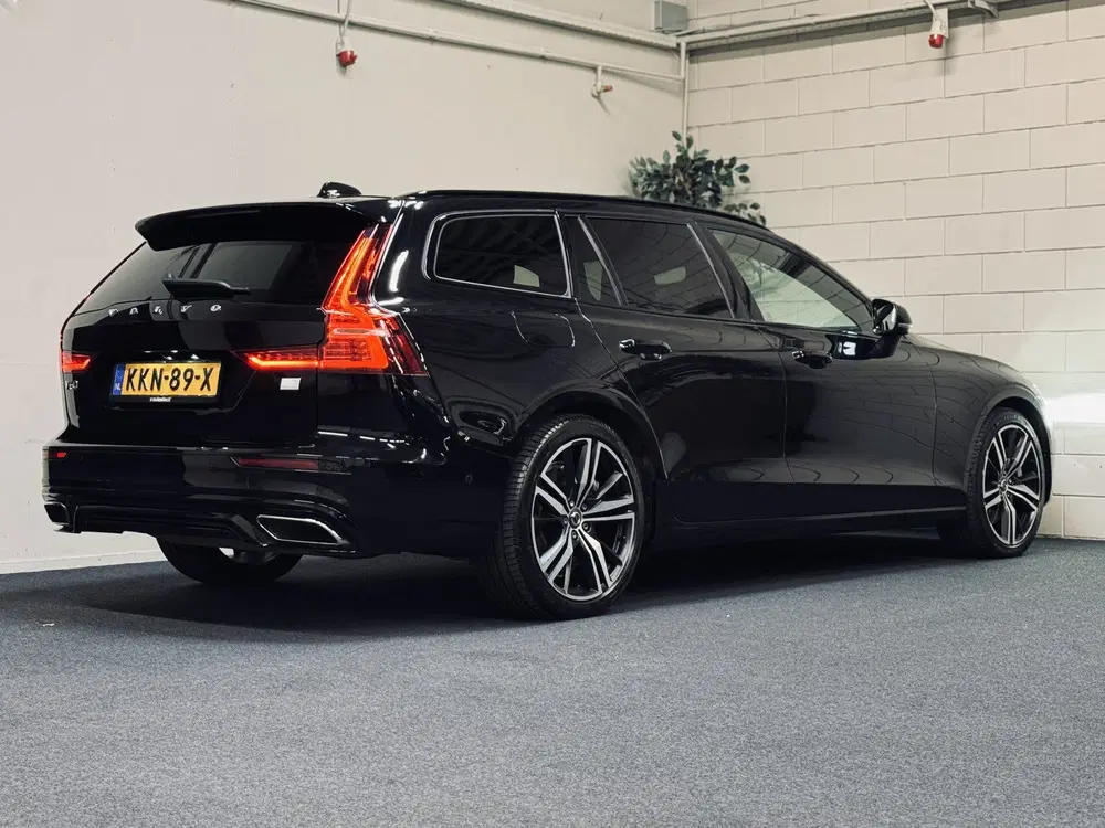 Volvo V60 T6 PHEV AWD Ultimate Dark uit 2022, foto 2