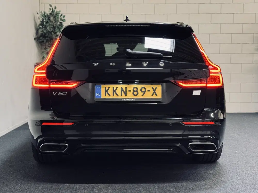 Volvo V60 T6 PHEV AWD Ultimate Dark uit 2022, foto 5