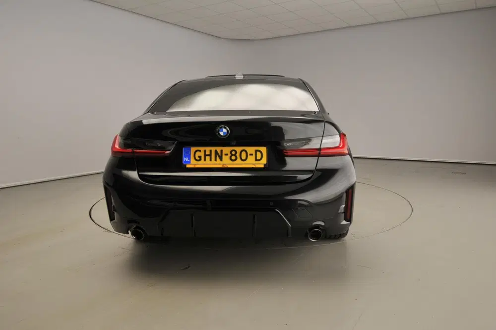BMW 3-serie Sedan 318i uit 2024, foto 2