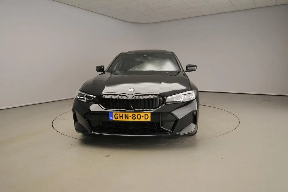 BMW 3-serie Sedan 318i uit 2024, foto 4