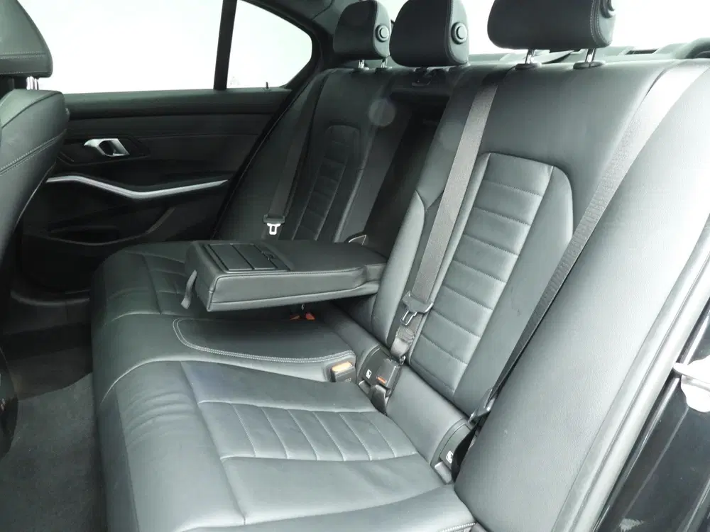 BMW 3-serie Sedan 318i uit 2024, foto 8