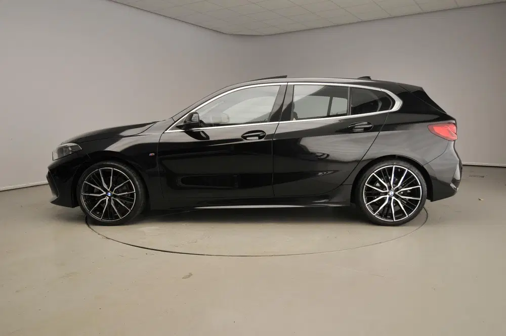 BMW 1-serie 5-deurs 118i uit 2021, foto 2