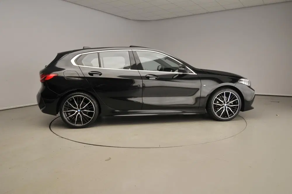 BMW 1-serie 5-deurs 118i uit 2021, foto 4