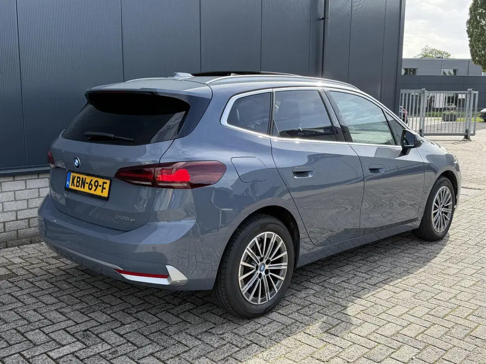 BMW 2-serie Active Tourer 225e xDrive Luxury Line 17" uit 2023, foto 2