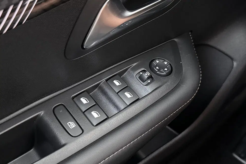 Peugeot 208 1.2T 101 PK Allure Carplay Cruise LED (bj uit 2025, foto 13