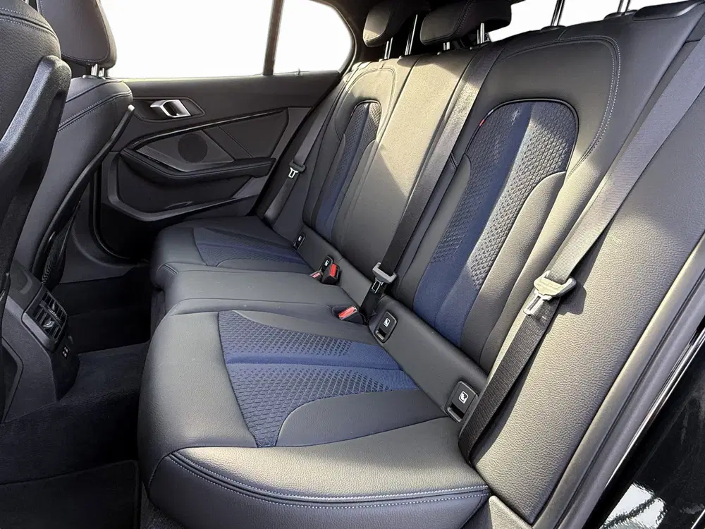 BMW 1-serie 120i Executive uit 2022, foto 12