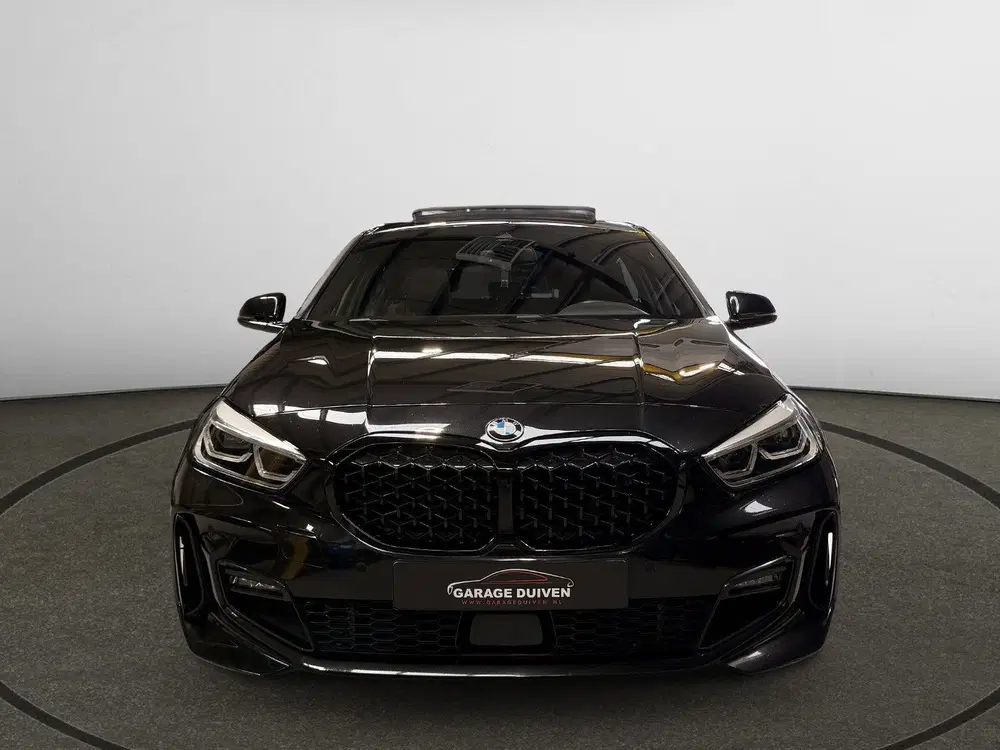 BMW 1-serie 120i Executive uit 2022, foto 2