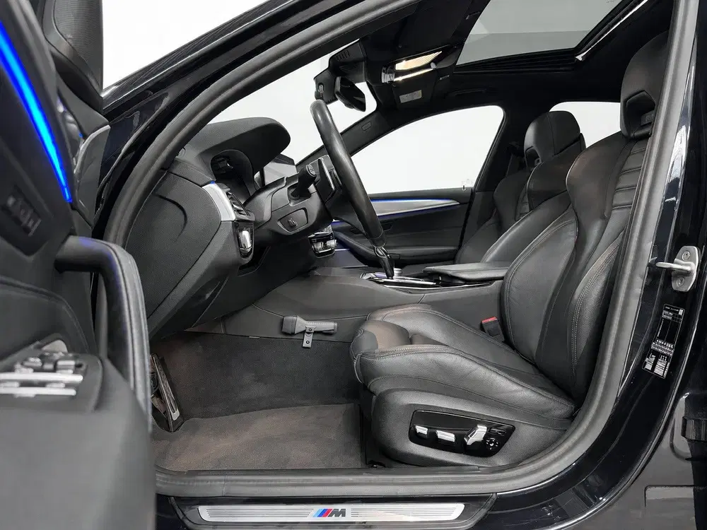 BMW 5-serie 530i M Pakket M Stoelen Panoramadak Laser uit 2020, foto 10
