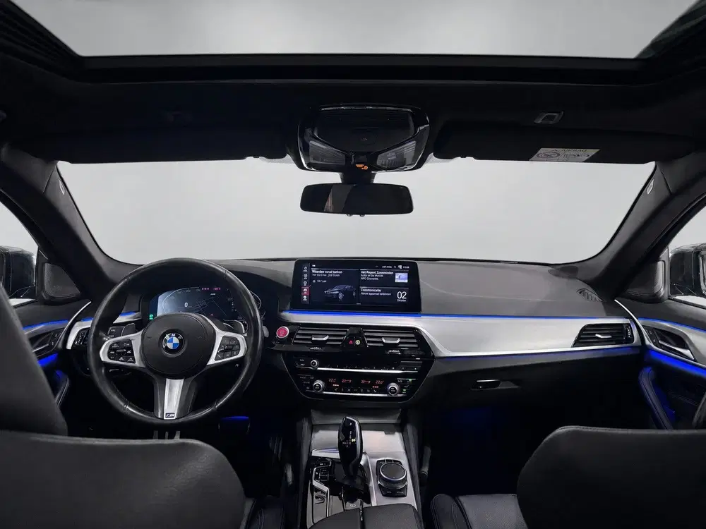BMW 5-serie 530i M Pakket M Stoelen Panoramadak Laser uit 2020, foto 12