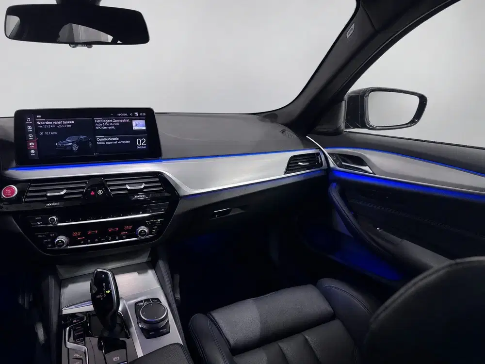 BMW 5-serie 530i M Pakket M Stoelen Panoramadak Laser uit 2020, foto 13