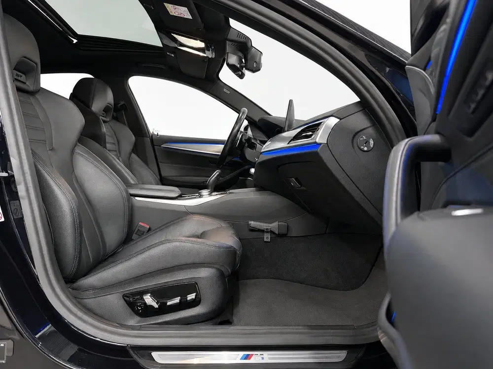 BMW 5-serie 530i M Pakket M Stoelen Panoramadak Laser uit 2020, foto 9