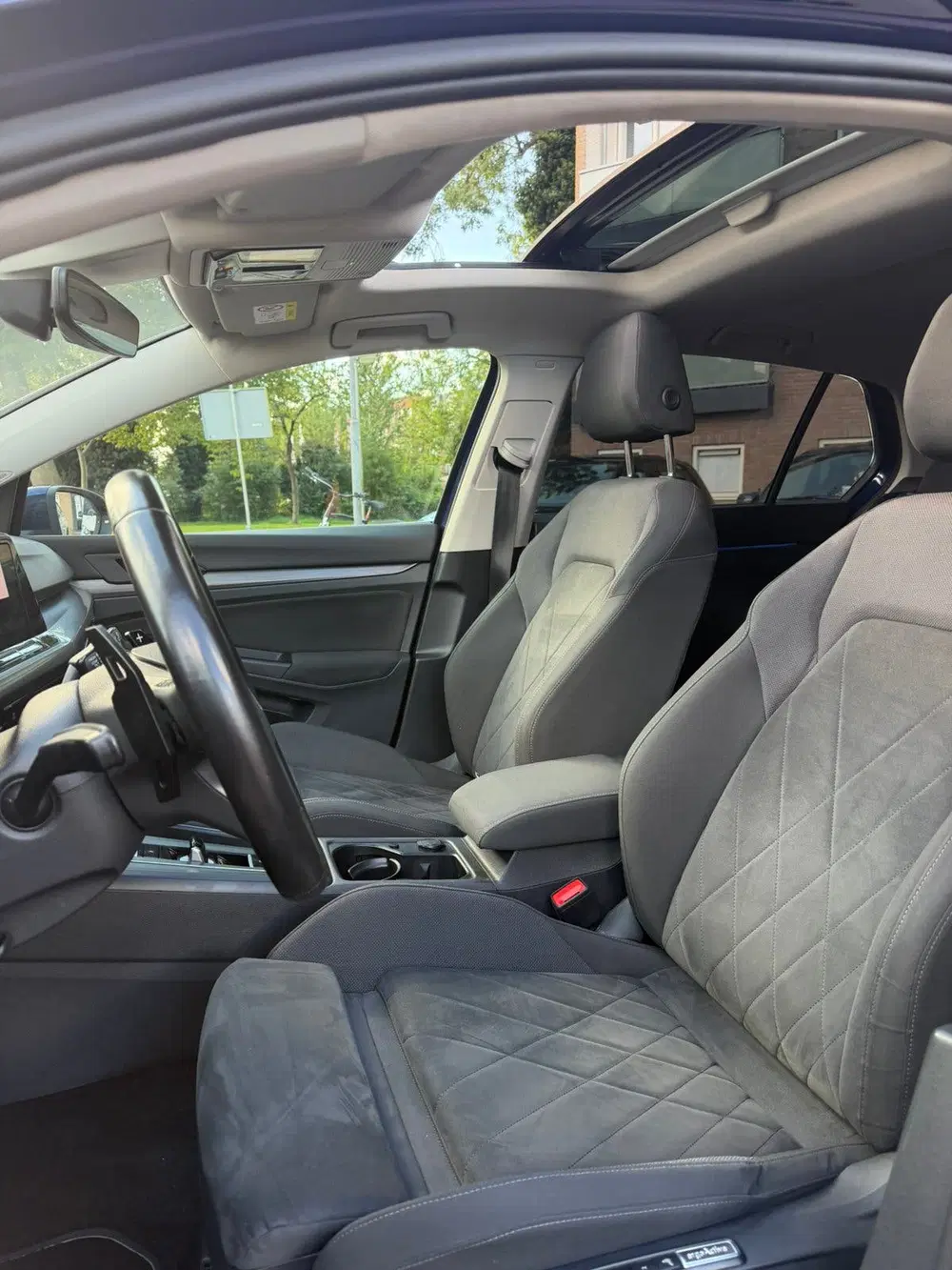 Volkswagen Golf 1.5 Etsi R-LINE 150pk 7-DSG 2020 PANO uit 2020, foto 15
