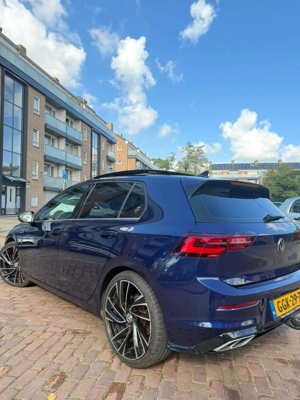 Volkswagen Golf 1.5 Etsi R-LINE 150pk 7-DSG 2020 PANO uit 2020, foto 3
