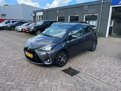 Toyota Yaris 1.5 Vvt-i 111pk Start&Stop 5D 2019 Grijs A uit 2019