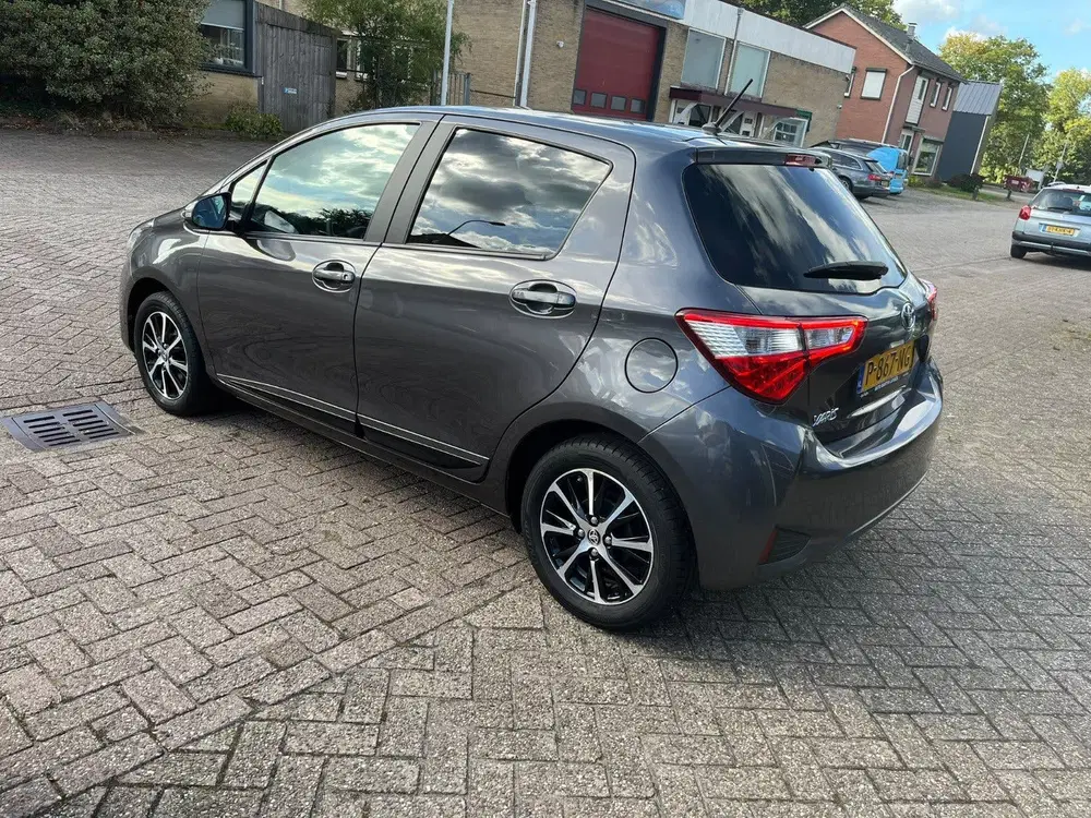 Toyota Yaris 1.5 Vvt-i 111pk Start&Stop 5D 2019 Grijs A uit 2019, foto 2