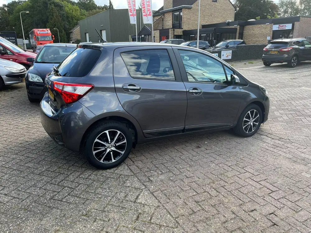 Toyota Yaris 1.5 Vvt-i 111pk Start&Stop 5D 2019 Grijs A uit 2019, foto 4