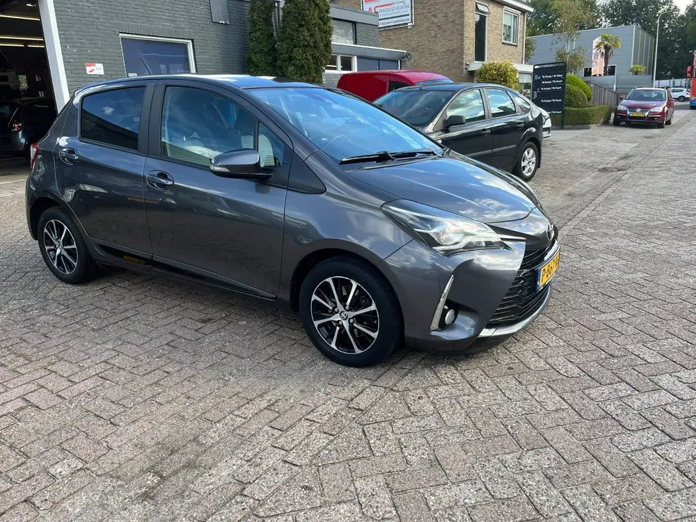 Toyota Yaris 1.5 Vvt-i 111pk Start&Stop 5D 2019 Grijs A uit 2019, foto 5