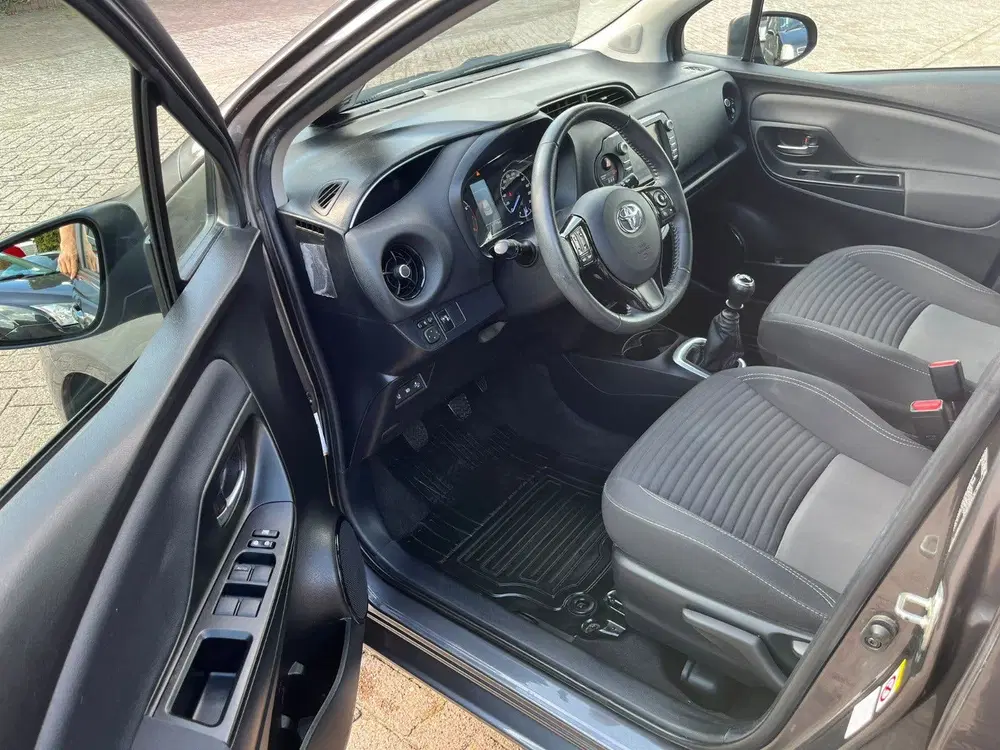 Toyota Yaris 1.5 Vvt-i 111pk Start&Stop 5D 2019 Grijs A uit 2019, foto 7