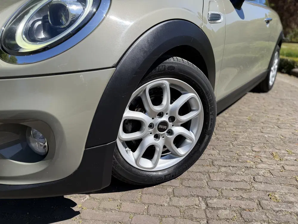 Mini Cooper 1.5 Cooper uit 2020, foto 2