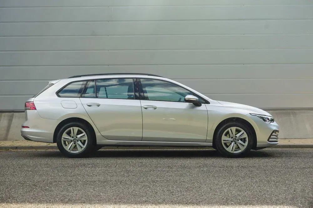 Volkswagen Golf 1.0 eTSI 110pk DSG Life uit 2022, foto 3