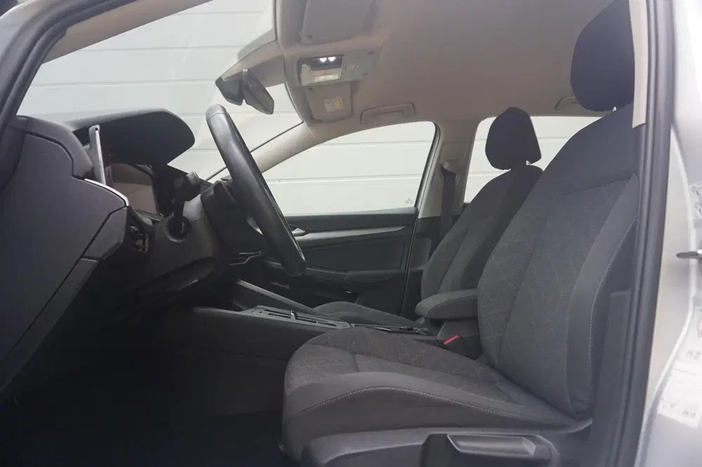 Volkswagen Golf 1.0 eTSI 110pk DSG Life uit 2022, foto 4